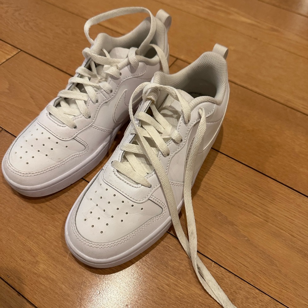 Youth size 5 Nike Court Borough Low